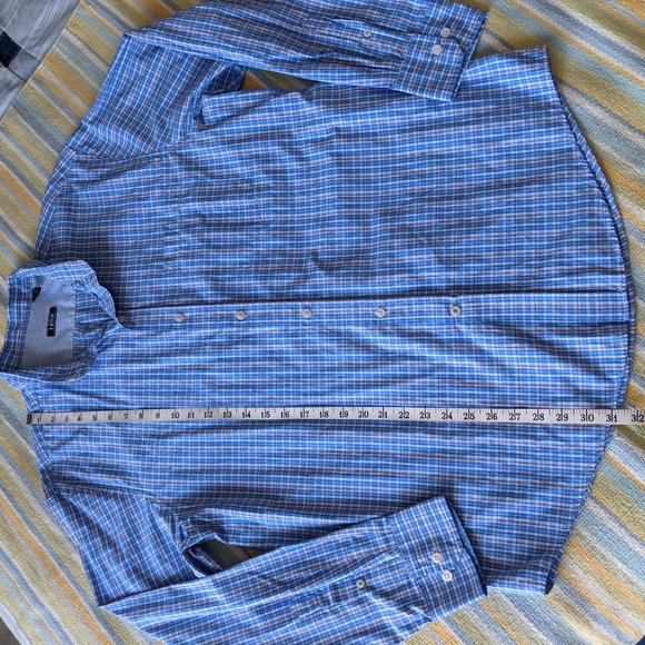 ✨ Izod blue plaid button up size Large - Picture 3 of 10